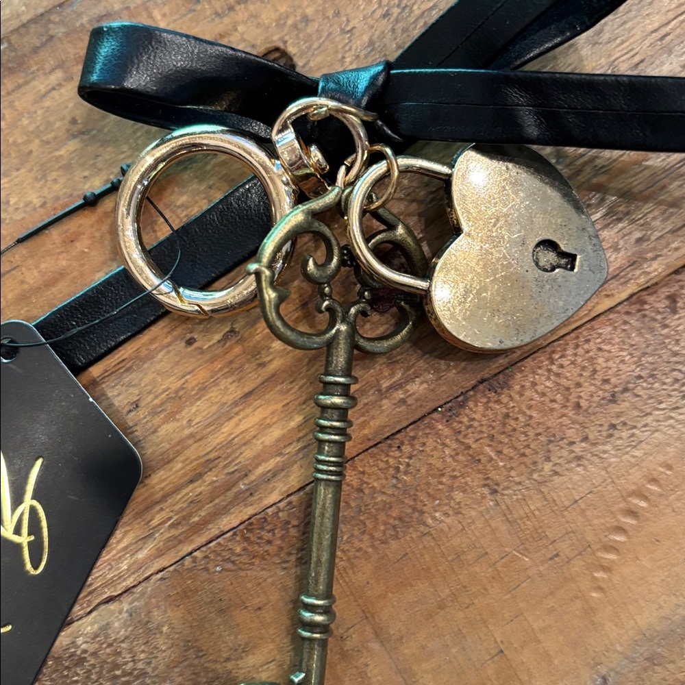 Nwt elegant Key Charm with Ribbon Accent heart key antique looking - Picture 2 of 2